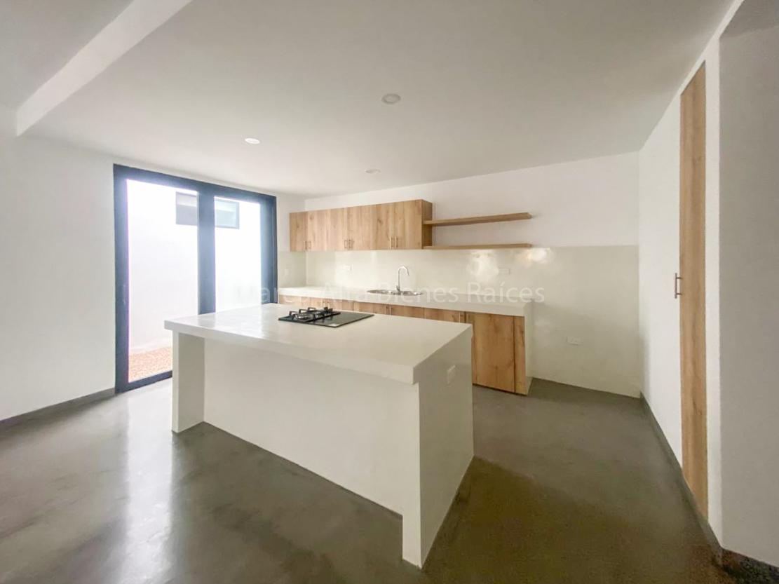 Casa Remodelada con 4 Departamentos por Estrenar a 1 Cuadra de La Playa de Olón — imagen 5