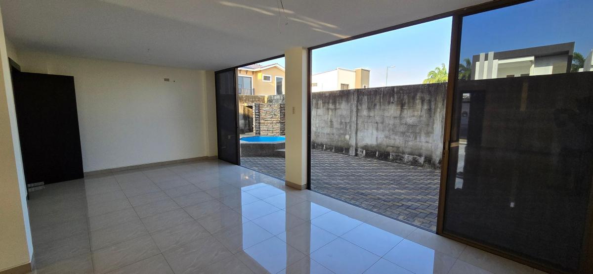 Vendo Casa Cerca del Centro Comercial El Dorado 3 Dorm. en Mallorca Village, Guayas — imagen 5