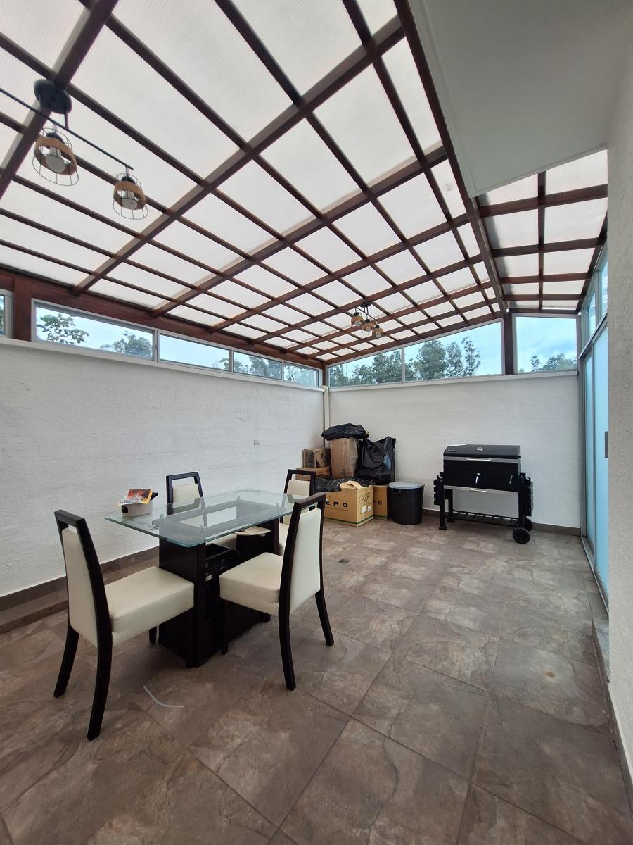 Dentro de Urb. con Seguridad Amplia y Bonita Casa en Venta — imagen 3