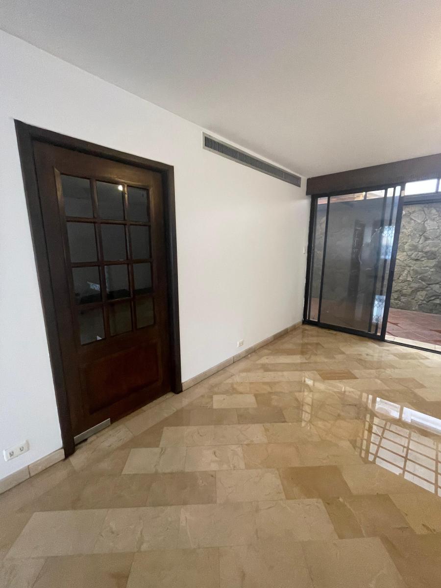 En Venta Casa de 3 Dorm. con Patio, Ubicada en Los Ceibos, Guayas — imagen 5