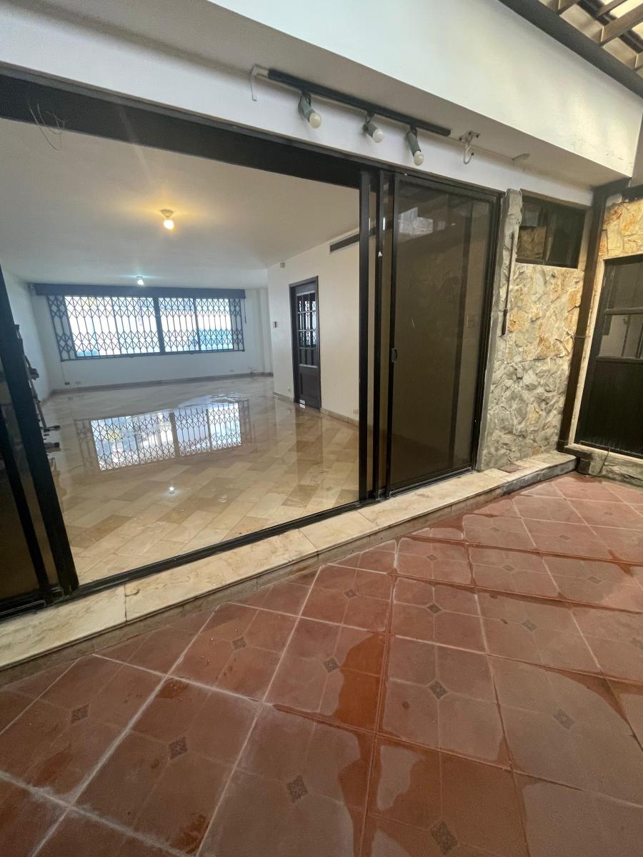 En Venta Casa de 3 Dorm. con Patio, Ubicada en Los Ceibos, Guayas — imagen 3