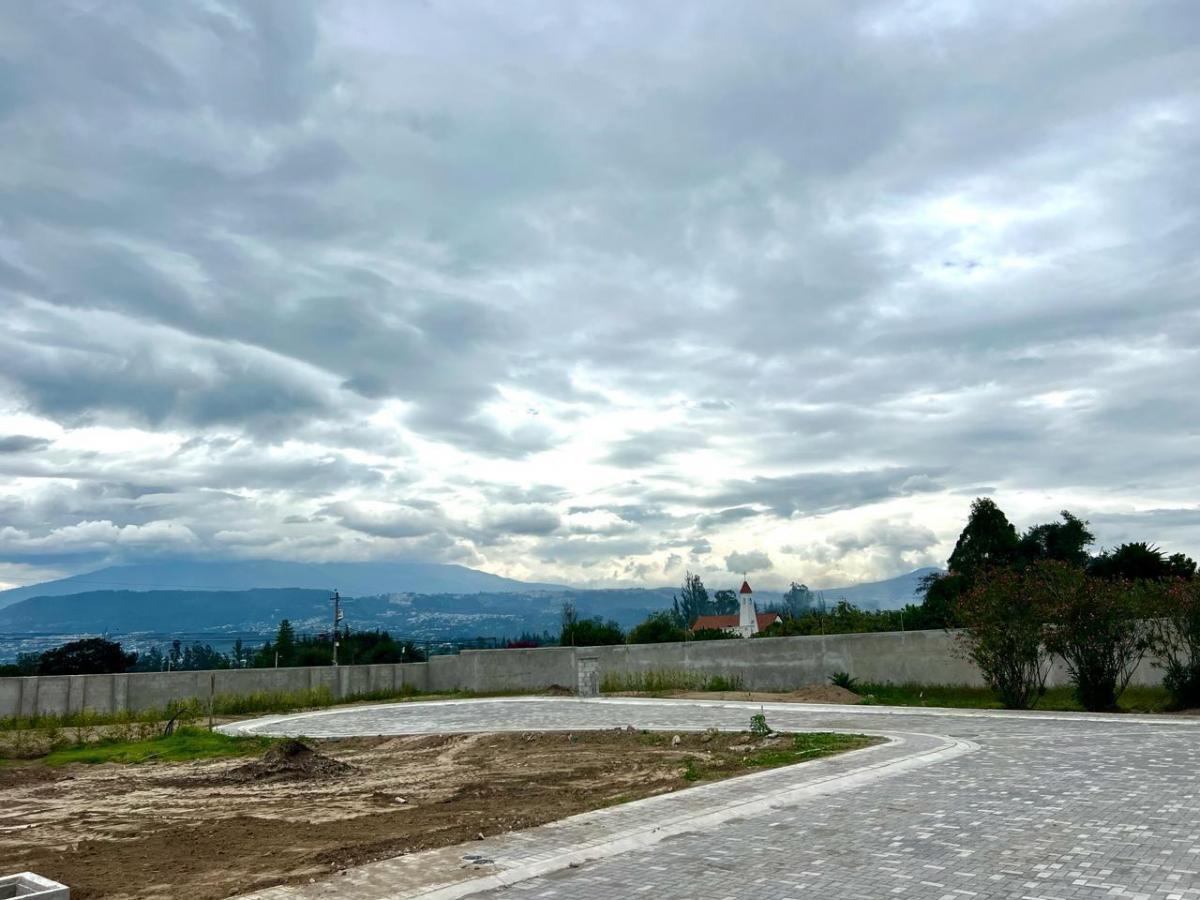 Mv - Puembo, en Venta Lote de Terreno 895,94 m² en Urbanización Exclusiva, Espectacular Vista a Quito — imagen 3