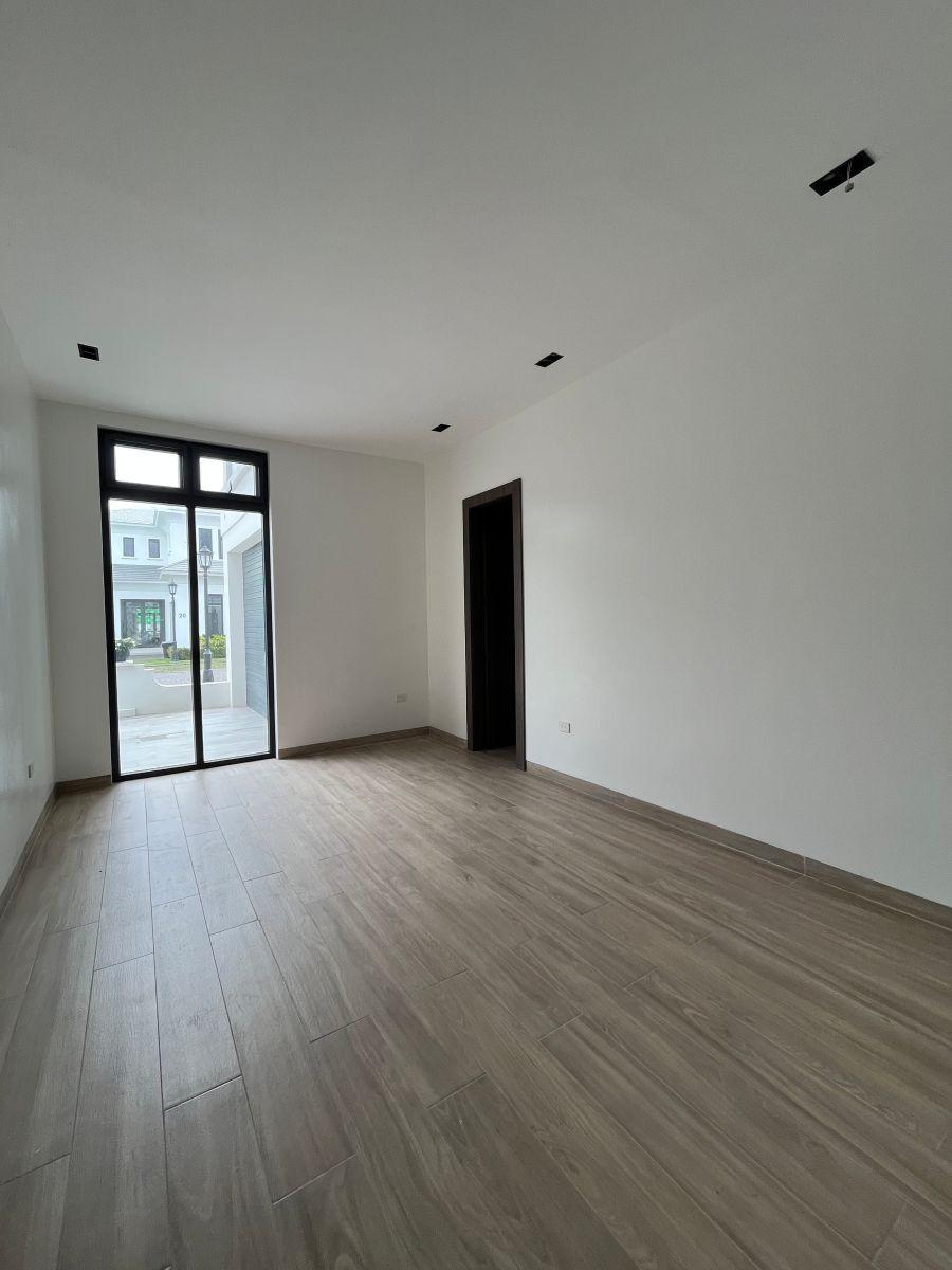 Casa por Estrenar de 5 Dorm. Al Pie del Canal en Aires del Batan, Guayas — imagen 3