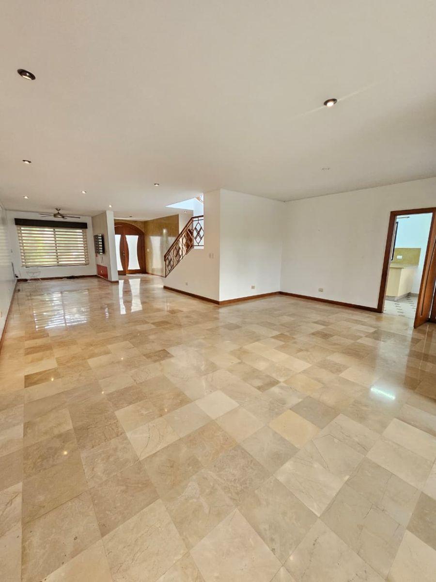 En Venta Preciosa Casa Amplia en Urb Pórtico del Río, Km 3 Samborondon, 509 m², Guayas — imagen 3