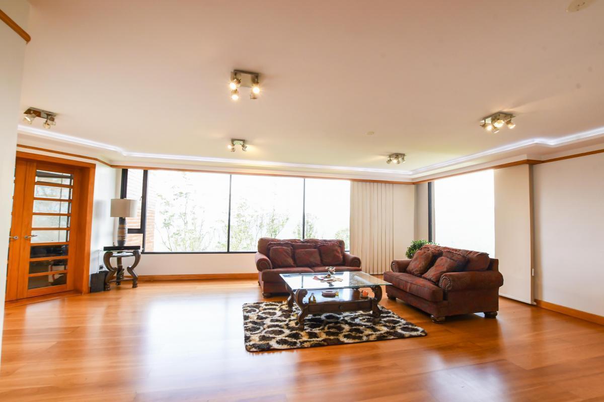 Departamento Duplex Venta 384 m² Gonzalez Suarez 4 Habitaciones 3 Parqueaderos — imagen 3
