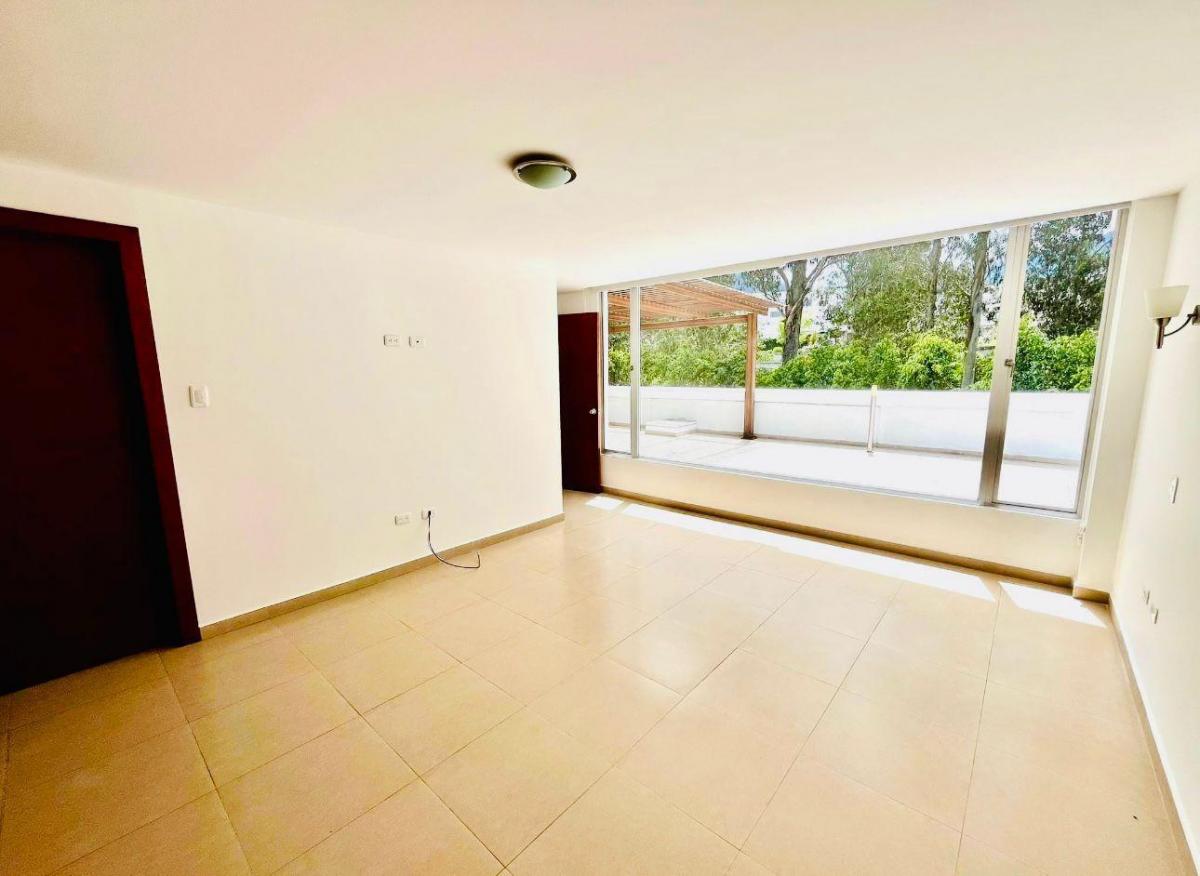 Departamento con Amplio Patio Privado en Cumbaya Urb. La Florencia — imagen 5