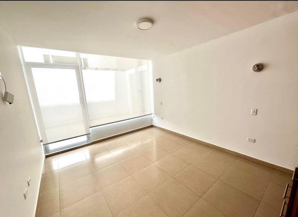 Departamento con Amplio Patio Privado en Cumbaya Urb. La Florencia — imagen 4