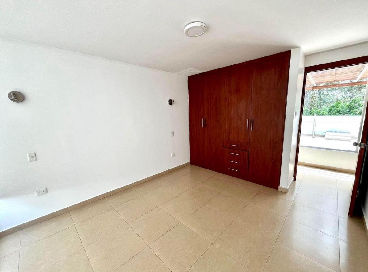 Departamento con Amplio Patio Privado en Cumbaya Urb. La Florencia — imagen 3