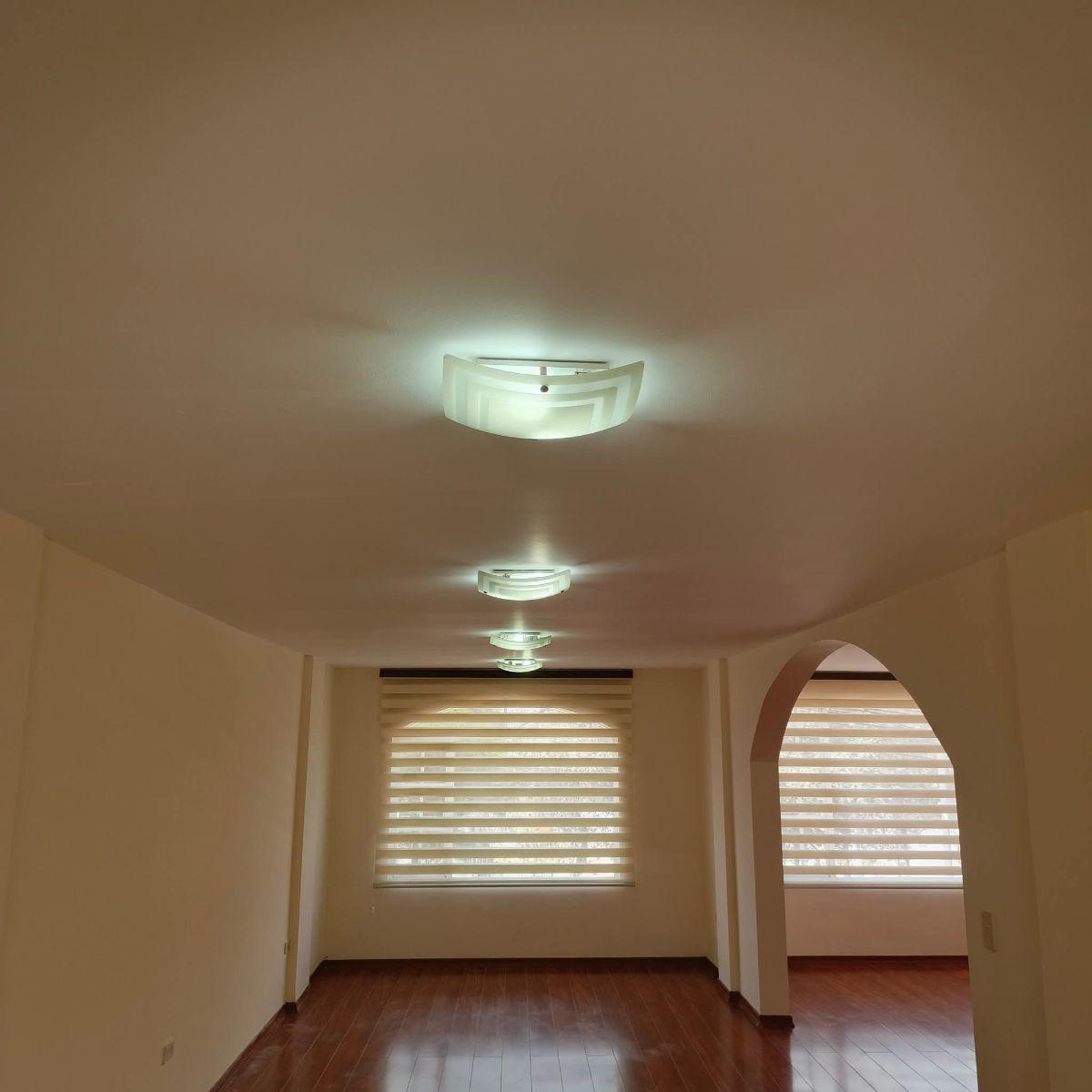 Lomas de Monteserrin Casa Independiente Triplex en Venta 4 Dorm. Terraza Patio — imagen 5