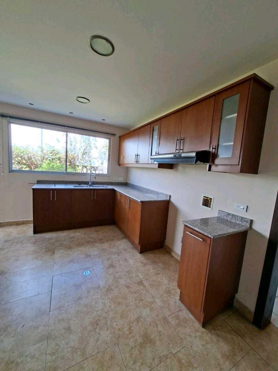 Venta Casa Esquinera, Amplio Jardin, 4 Parqueos, Conjunto Lumbisí — imagen 5