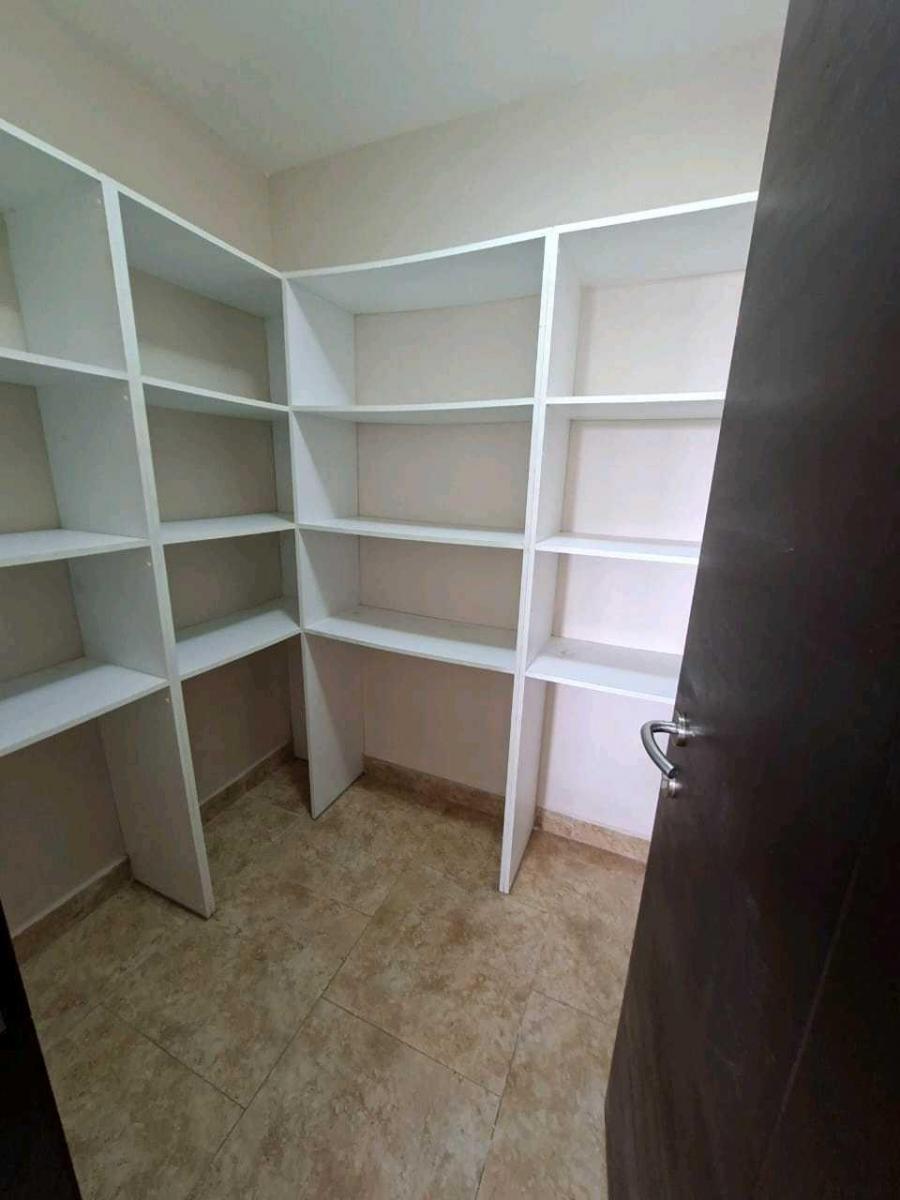 Venta Casa Esquinera, Amplio Jardin, 4 Parqueos, Conjunto Lumbisí — imagen 4