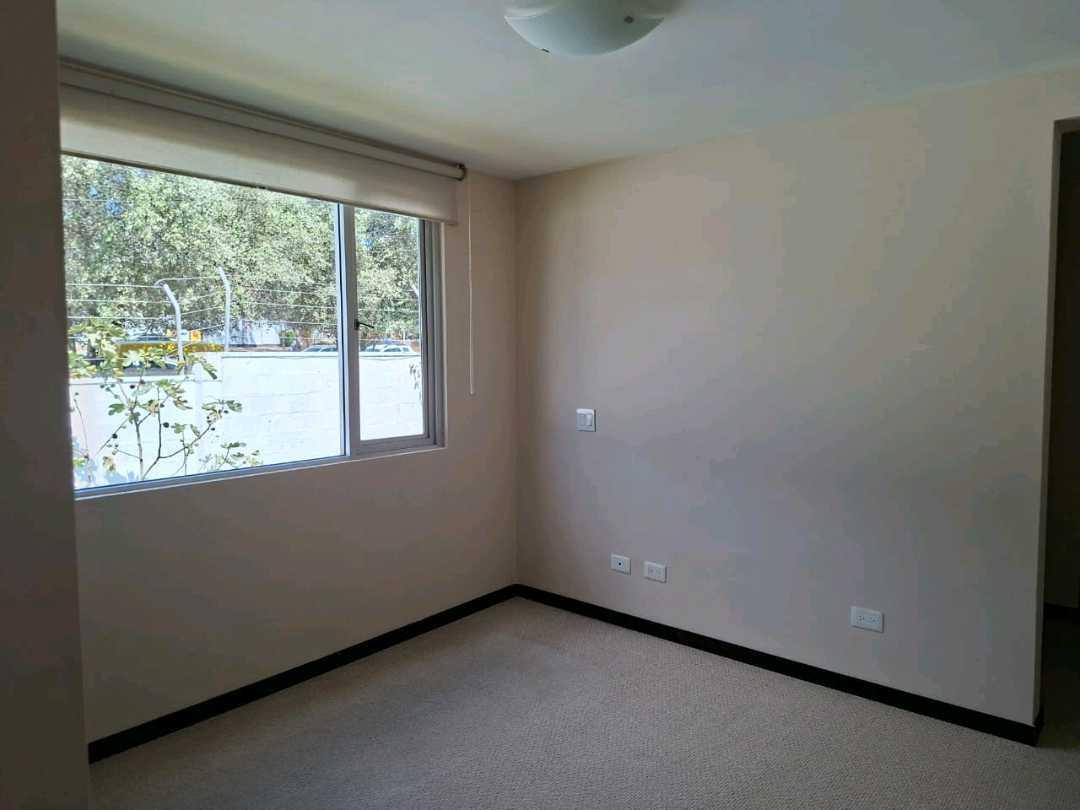 Venta Casa Esquinera, Amplio Jardin, 4 Parqueos, Conjunto Lumbisí — imagen 3