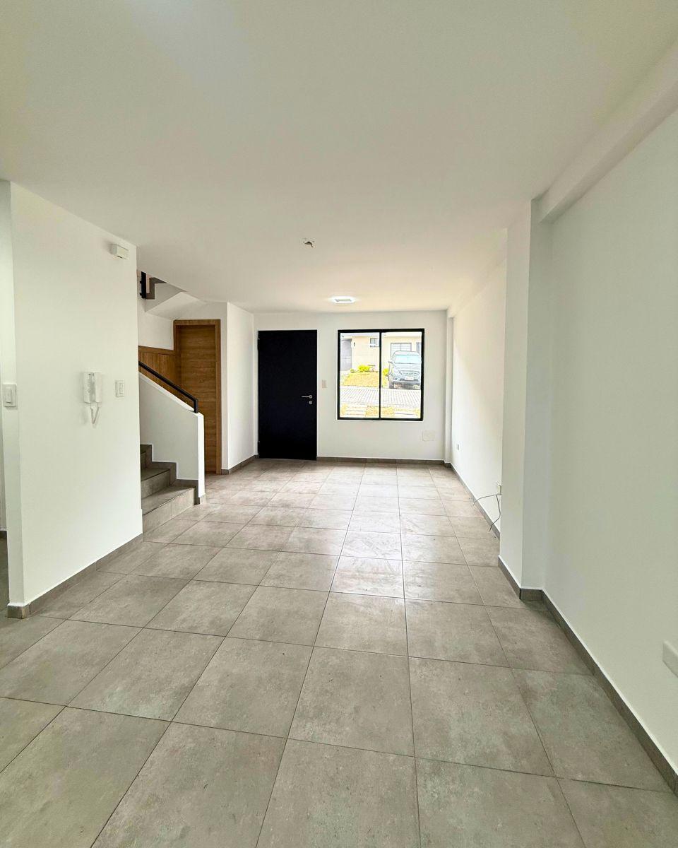 Casa de Tres Pisos con Patio y Terraza — imagen 10