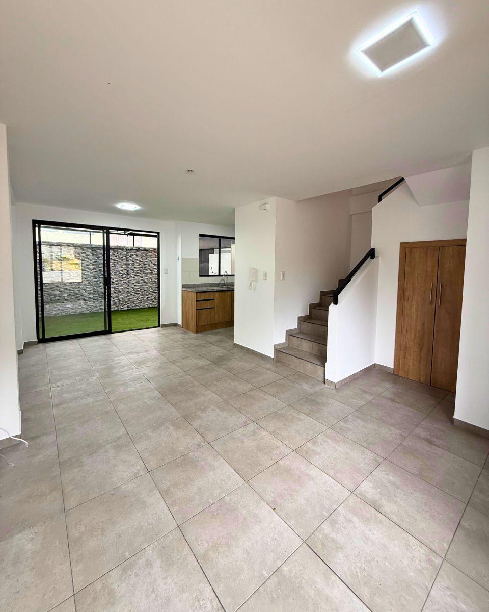 Casa de Tres Pisos con Patio y Terraza — imagen 9