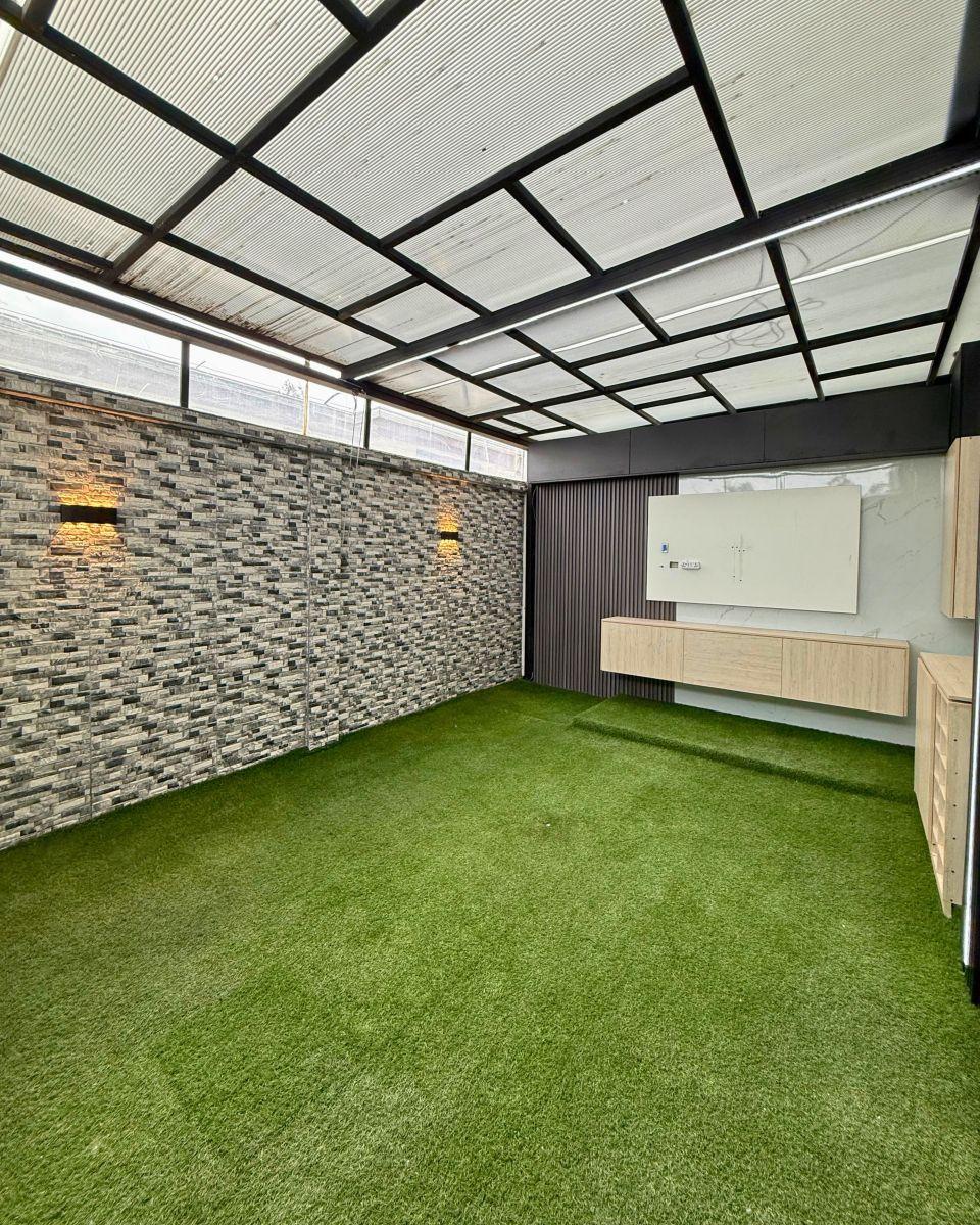 Casa de Tres Pisos con Patio y Terraza — imagen 8