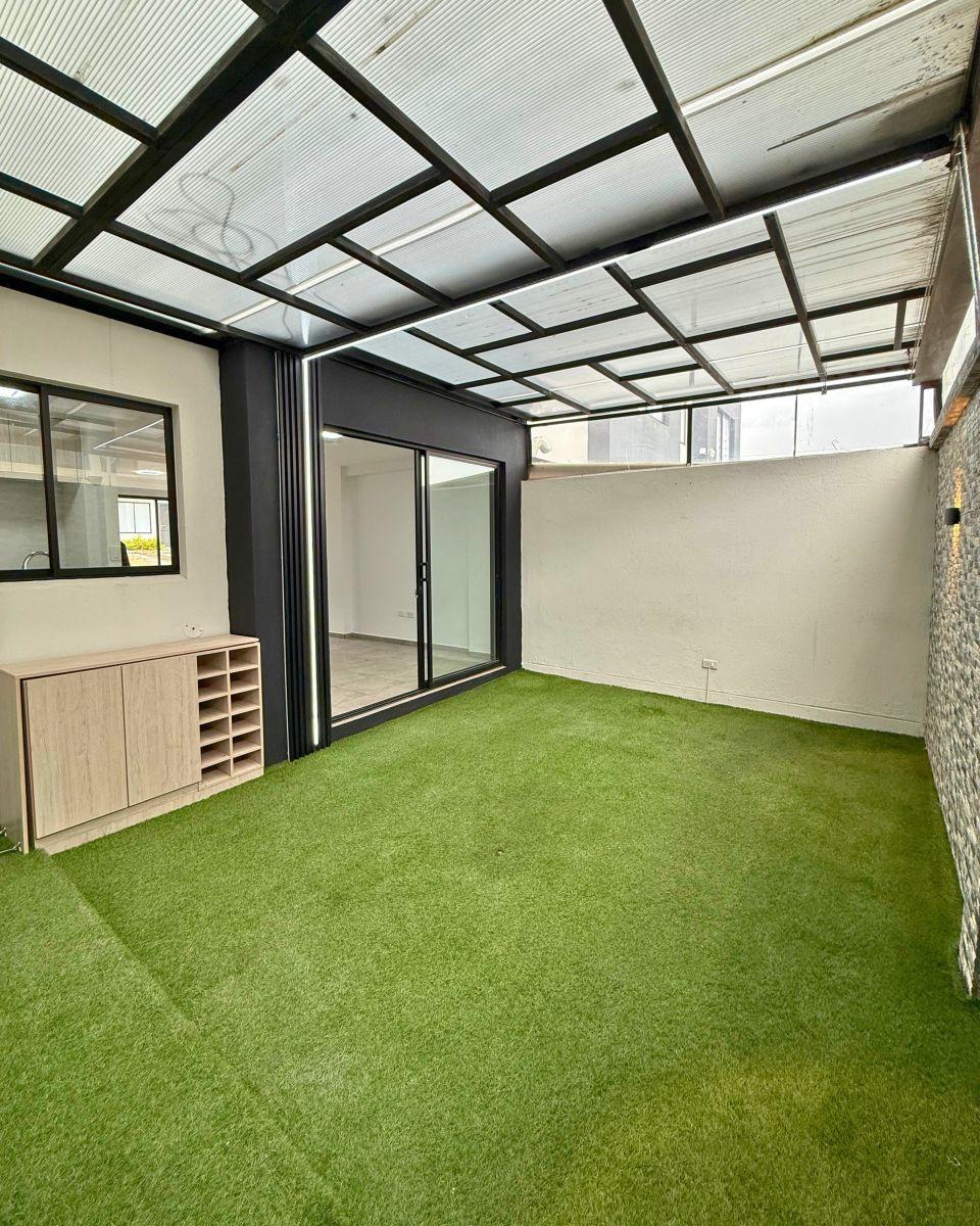 Casa de Tres Pisos con Patio y Terraza — imagen 6