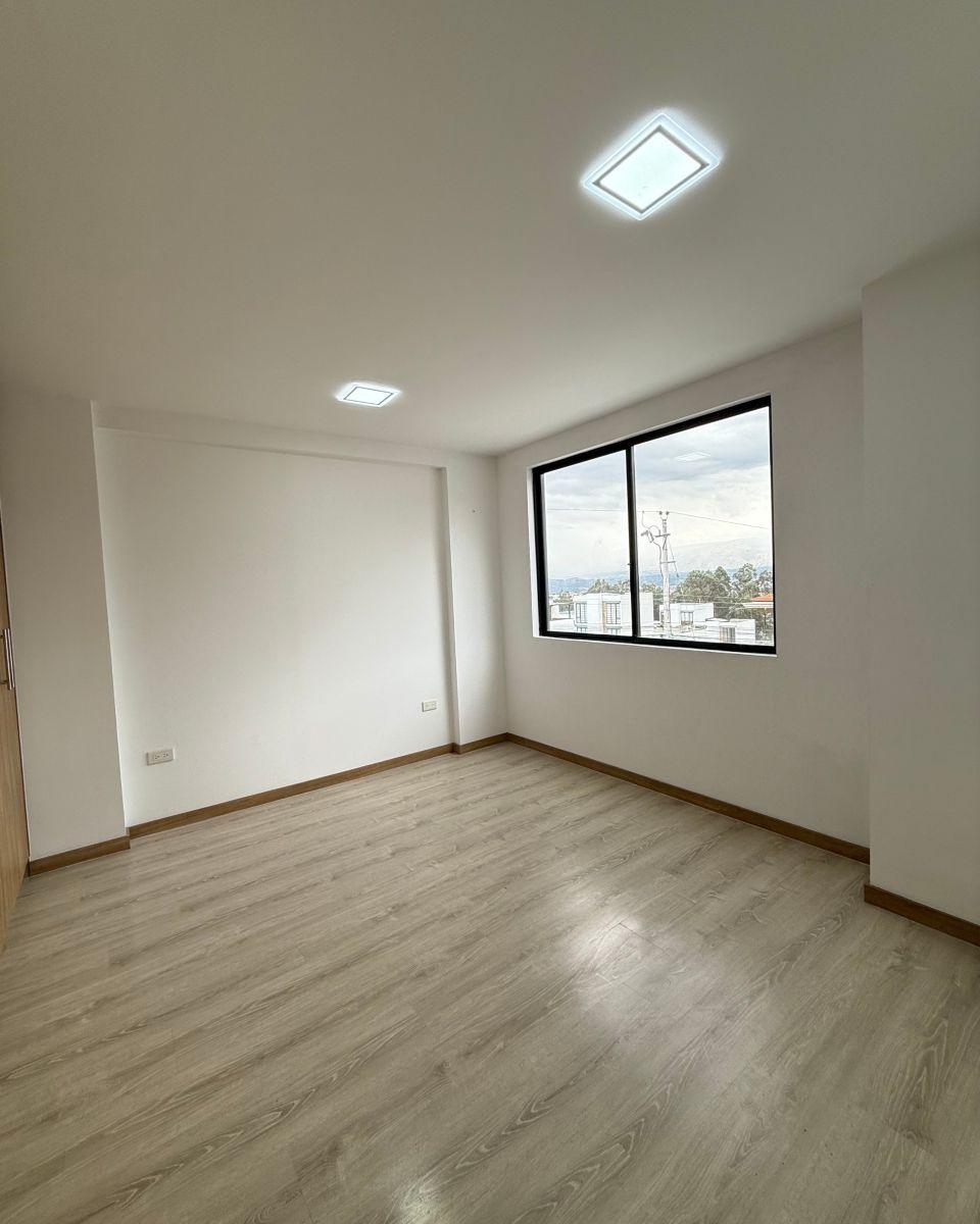 Casa de Tres Pisos con Patio y Terraza — imagen 3