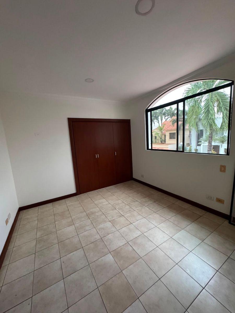Casa de 600 m² con 4 Dorm. en Venta en Samborondón, Primeros Kilom, Guayas — imagen 3