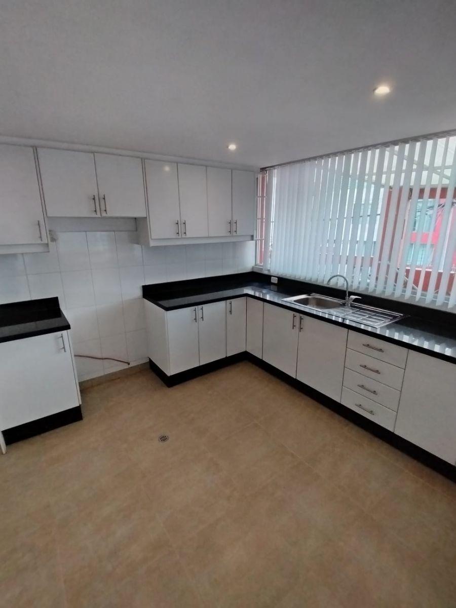 Duplex en Urbanización Cerrada Sector Carcelén a 1 Cuadra del Sek — imagen 4