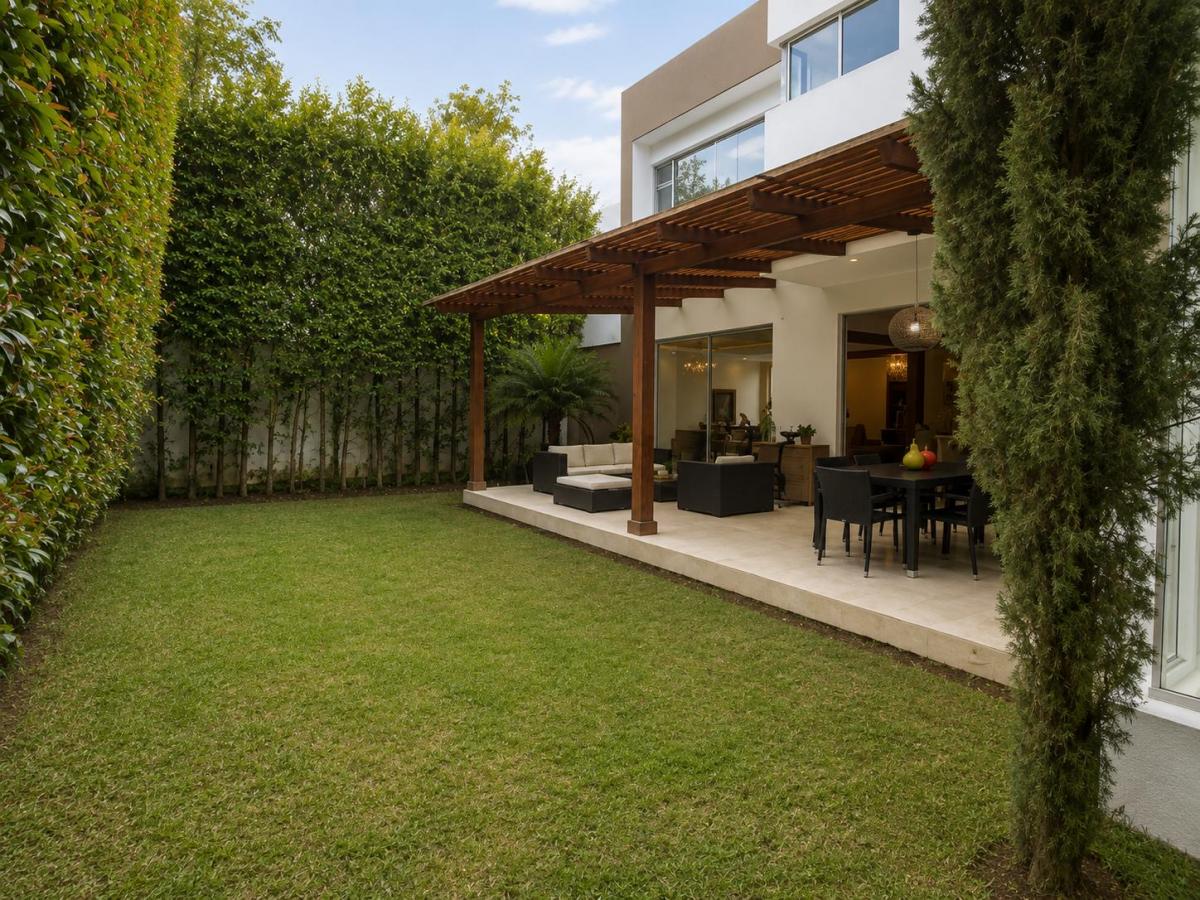 Casa en Venta – La Viña, Cumbayá: Acabados de Lujo | 230 m² de Jardín | Piscina | Parque Seguridad — imagen 9