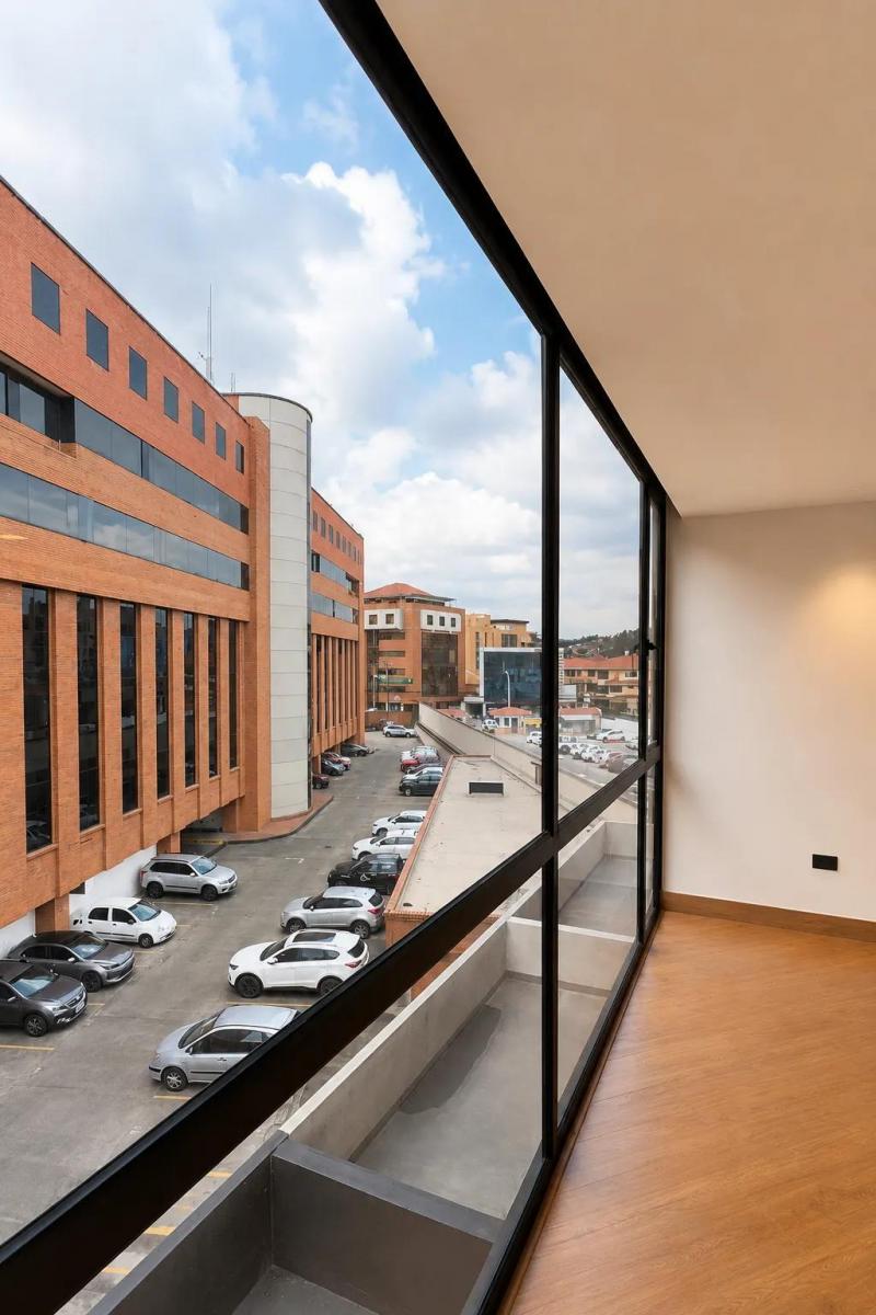 Oficina Moderna en Venta – Edificio Business, Cuenca, Azuay — imagen 9