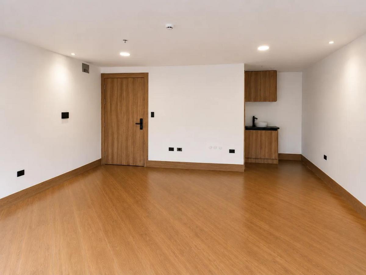 Oficina Moderna en Venta – Edificio Business, Cuenca, Azuay — imagen 8