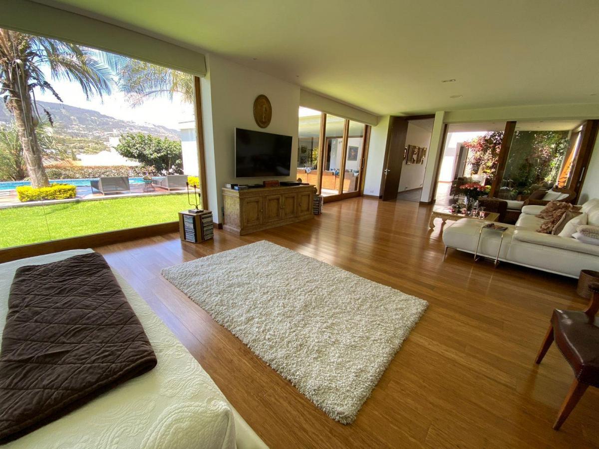 Casa de Lujo en Cumbayá con Piscina, Cine, Ascensor en Venta — imagen 9