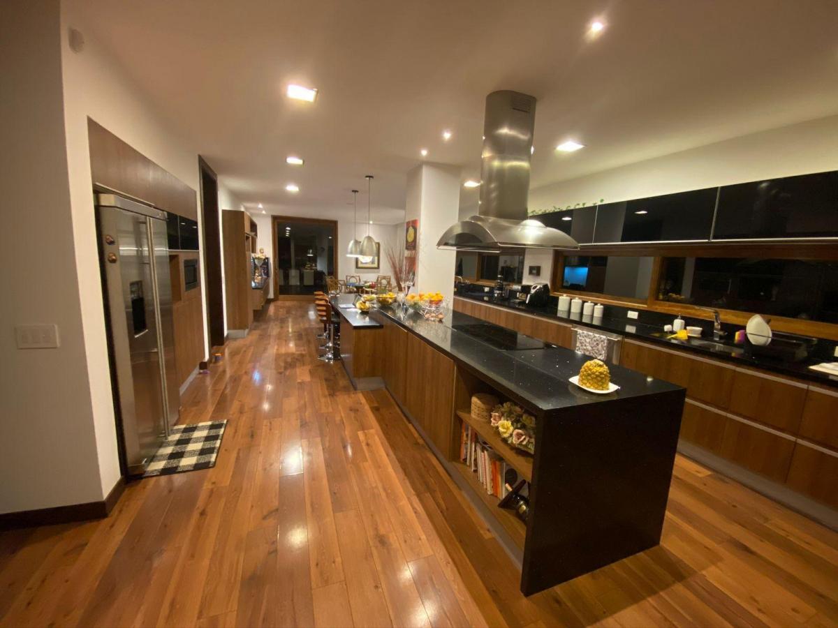 Casa de Lujo en Cumbayá con Piscina, Cine, Ascensor en Venta — imagen 4