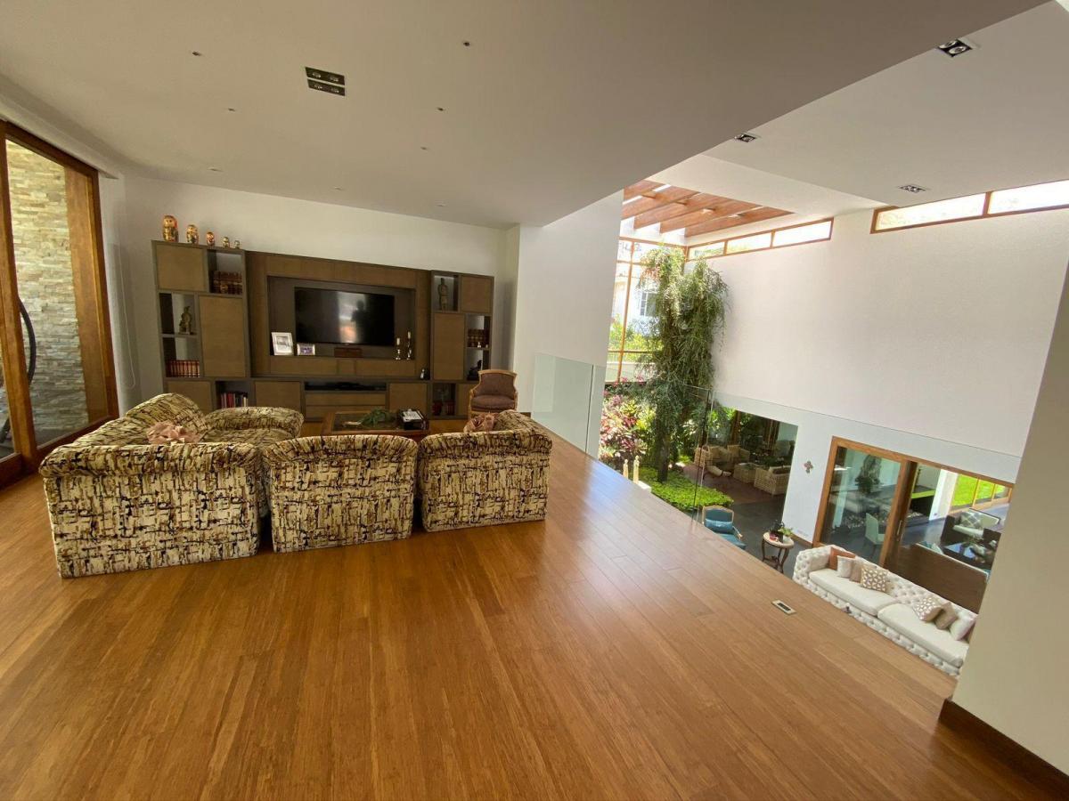 Casa de Lujo en Cumbayá con Piscina, Cine, Ascensor en Venta — imagen 3