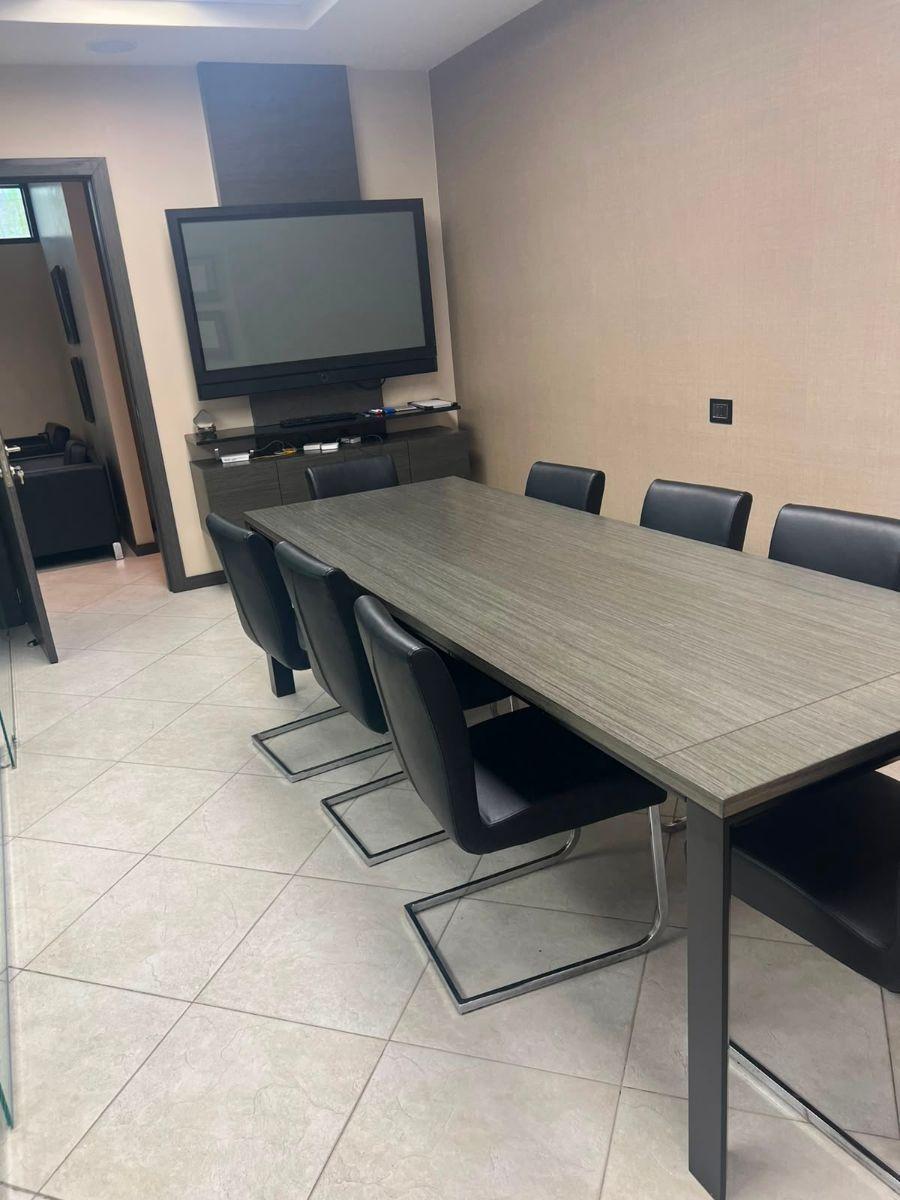 Vendo Linda Oficina Cumbaya 65 m, Site Center, Totalmente Amoblada $ Parqueo, cafeteria — imagen 3