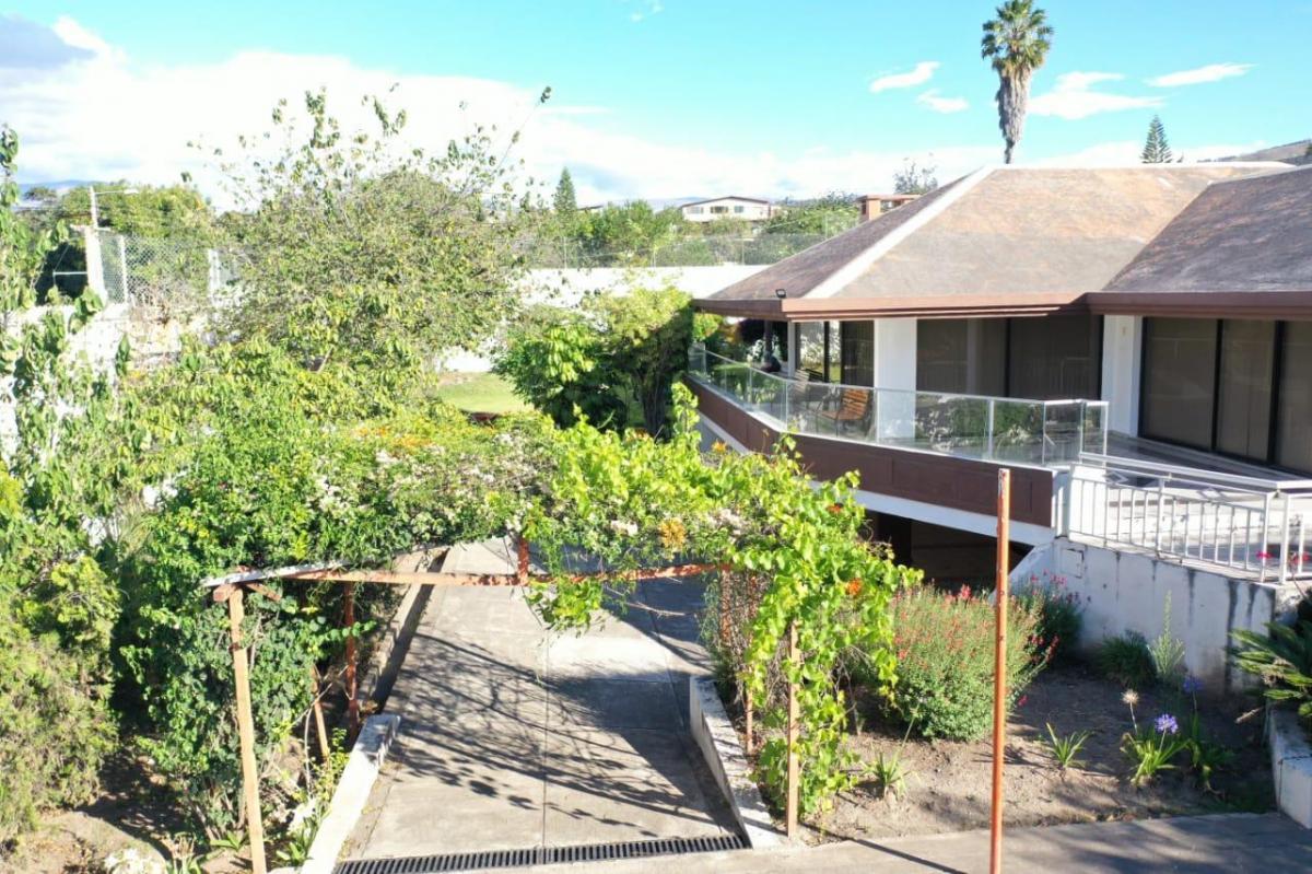 Vendo Casa de 655 m en Tumbaco con Terreno de 2581 m — imagen 8