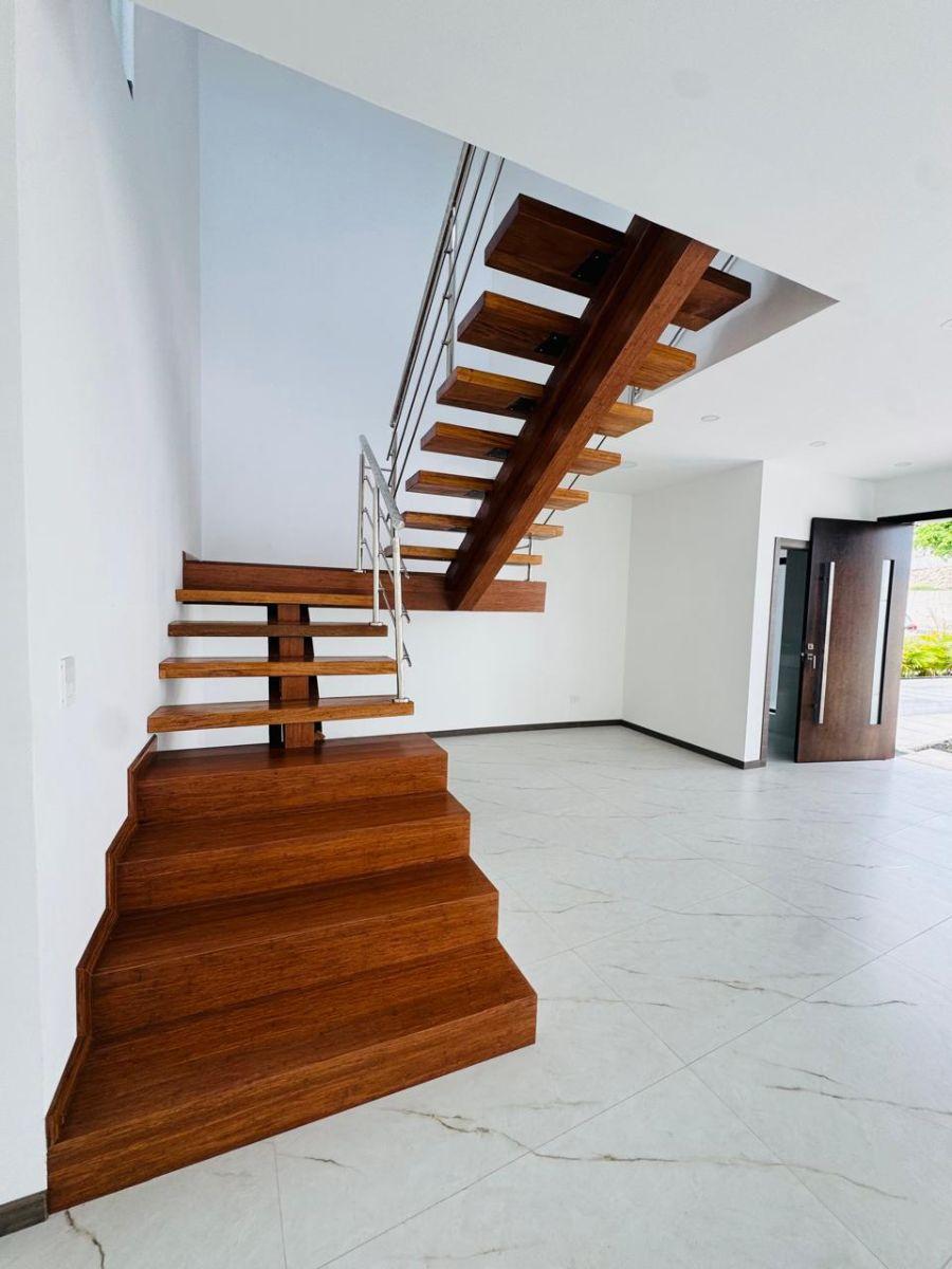 Venta de Casa de 3 Habitaciones con Piscina en Urbanización Exclusiva de Manta, Manabí — imagen 8