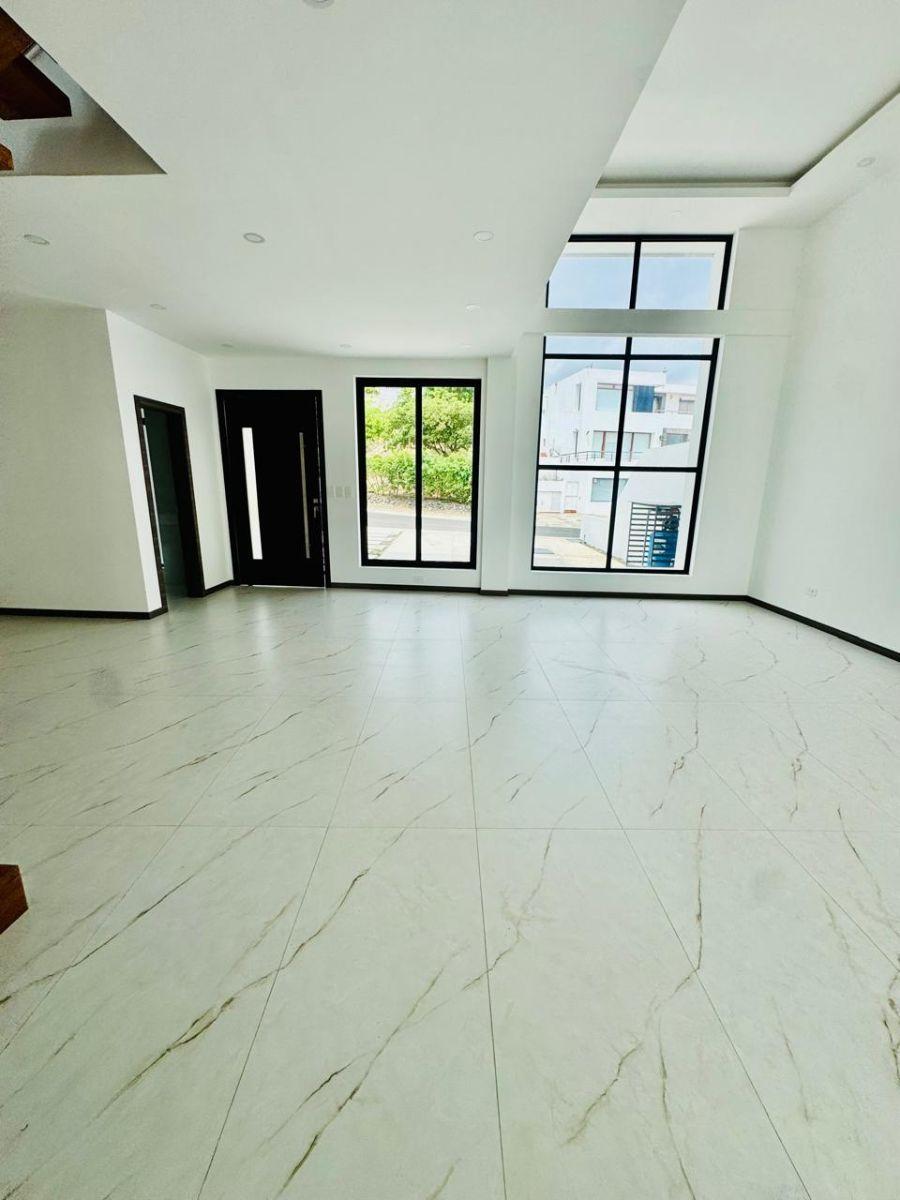 Venta de Casa de 3 Habitaciones con Piscina en Urbanización Exclusiva de Manta, Manabí — imagen 5