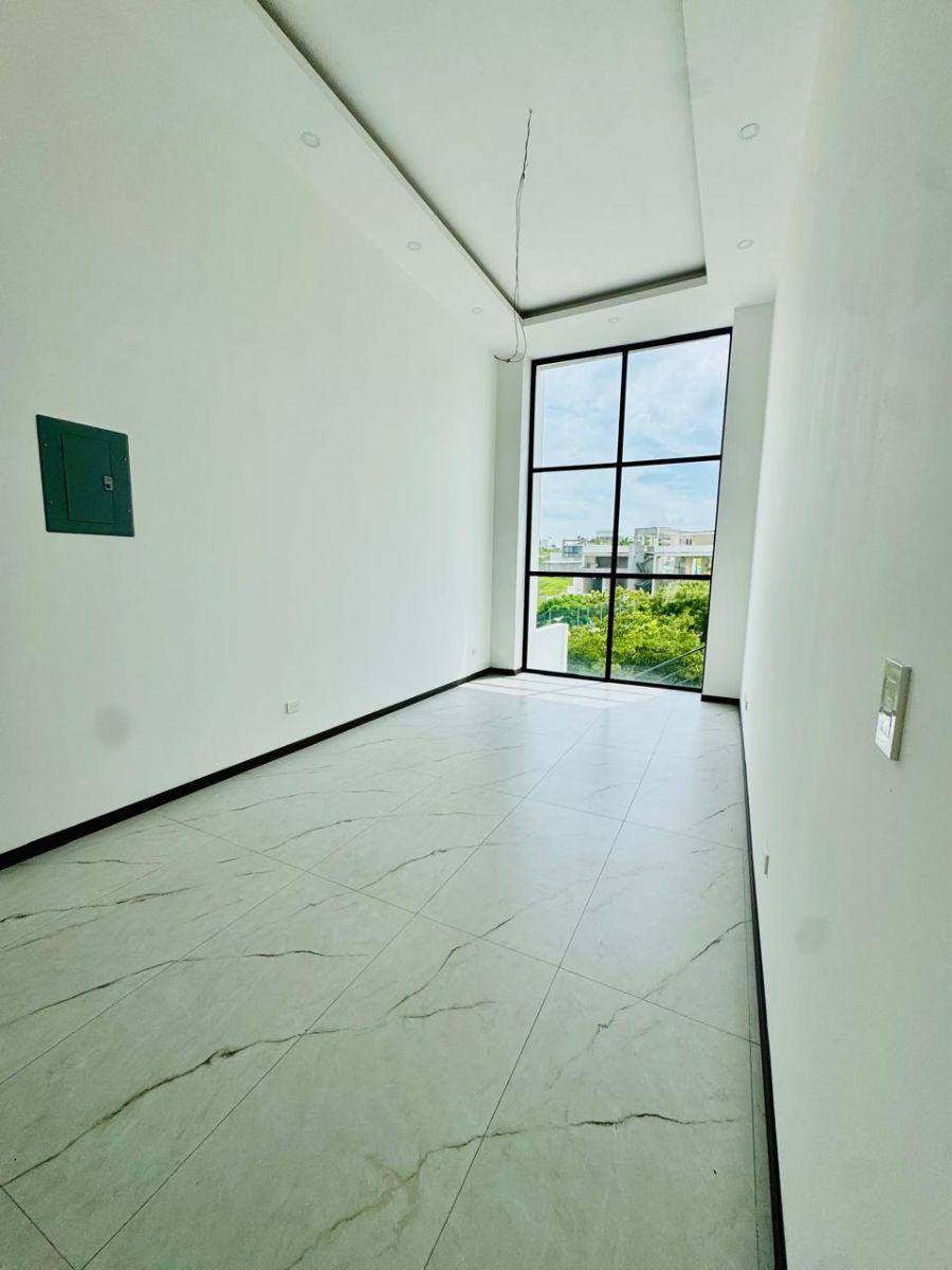 Venta de Casa de 3 Habitaciones con Piscina en Urbanización Exclusiva de Manta, Manabí — imagen 3