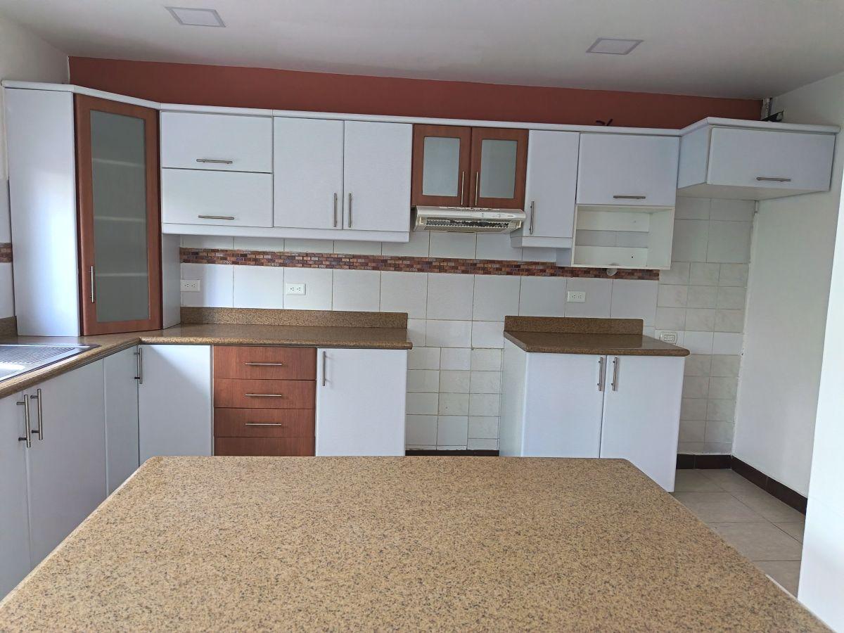 Colinas de Los Ceibos, Zona con Garita. Vendo Hermoso Departamento Planta Baja de 3 Dorm.. Guayas — imagen 4