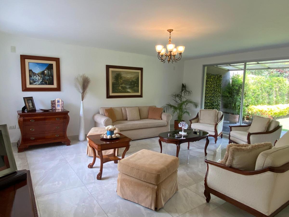 San Patricio Cumbaya: Amplia Casa de Venta 360 m² con Jardines. Urbanizacion Privada. Provincia de Pichincha — imagen 8