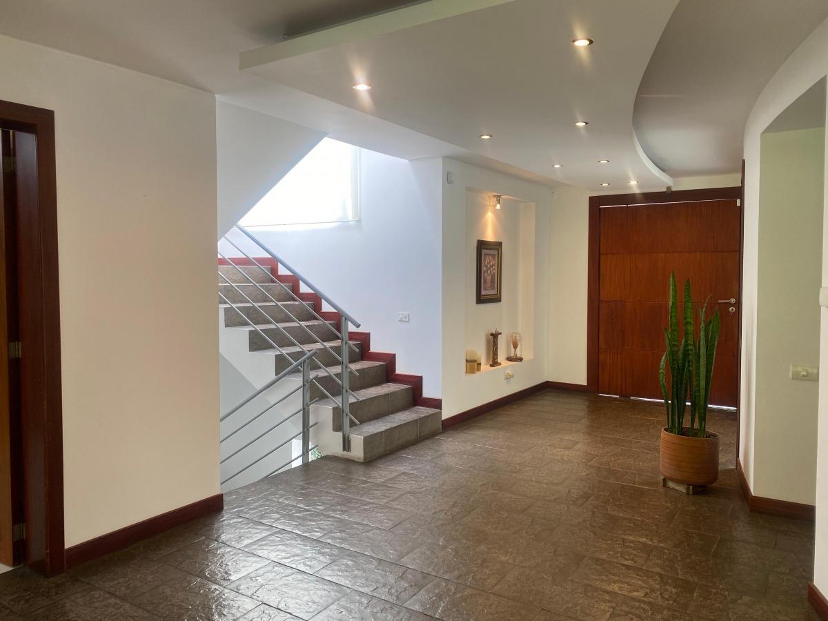 San Patricio Cumbaya: Amplia Casa de Venta 360 m² con Jardines. Urbanizacion Privada. Provincia de Pichincha — imagen 3