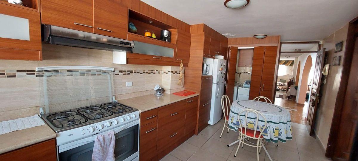 Venta Casa Esquinera de 340 m² con 6 Habitaciones La Vicentina Baja, 4 Garajes — imagen 4