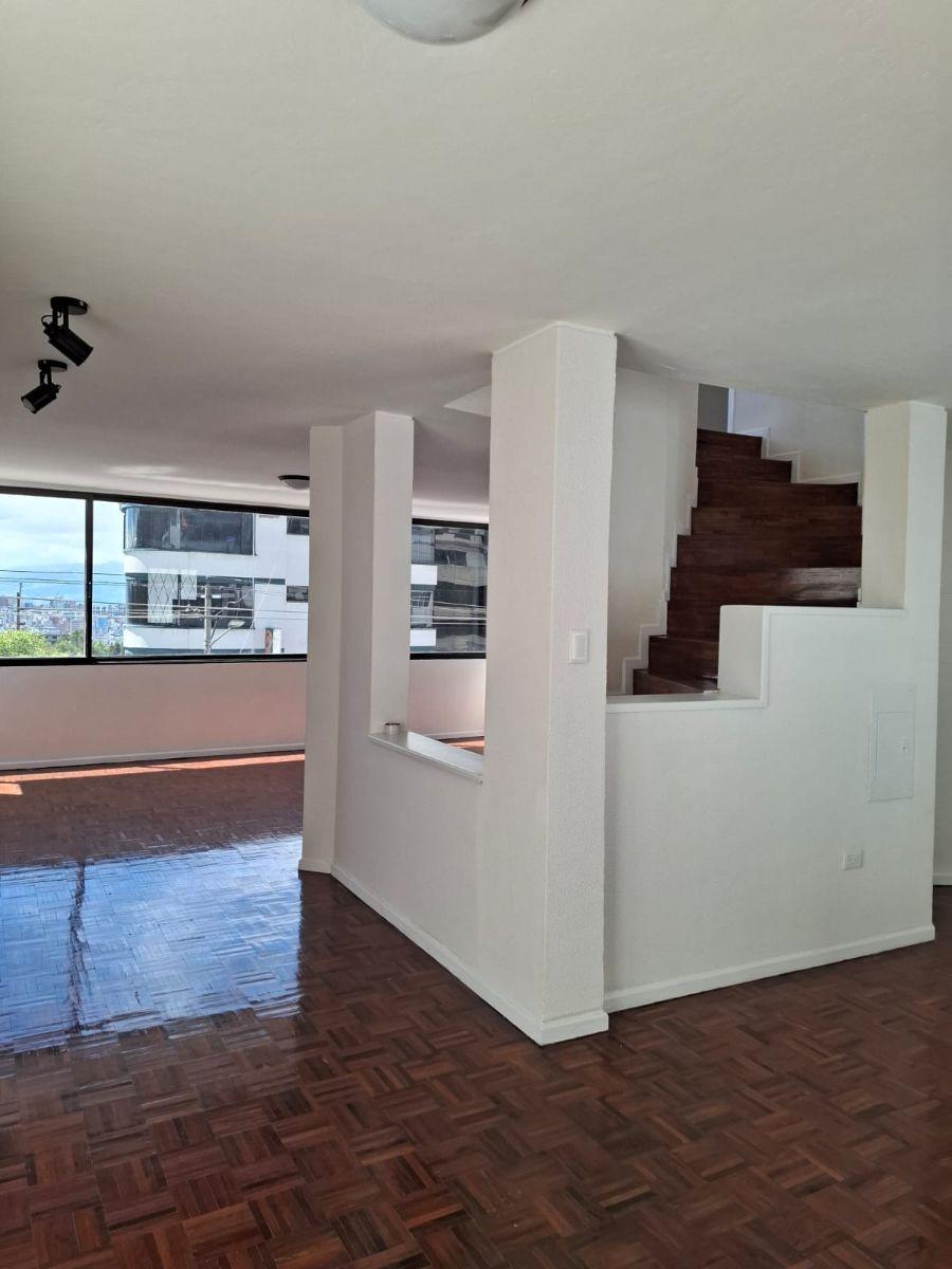 Casa Rentera de Venta con Dos Departamentos Remodelada Excelente Sector Universidad Central — imagen 7