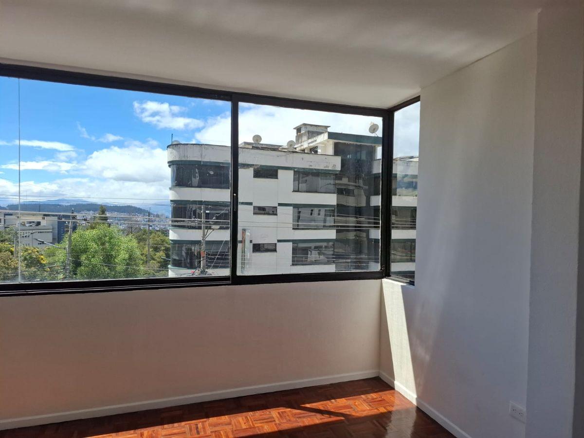 Casa Rentera de Venta con Dos Departamentos Remodelada Excelente Sector Universidad Central — imagen 6