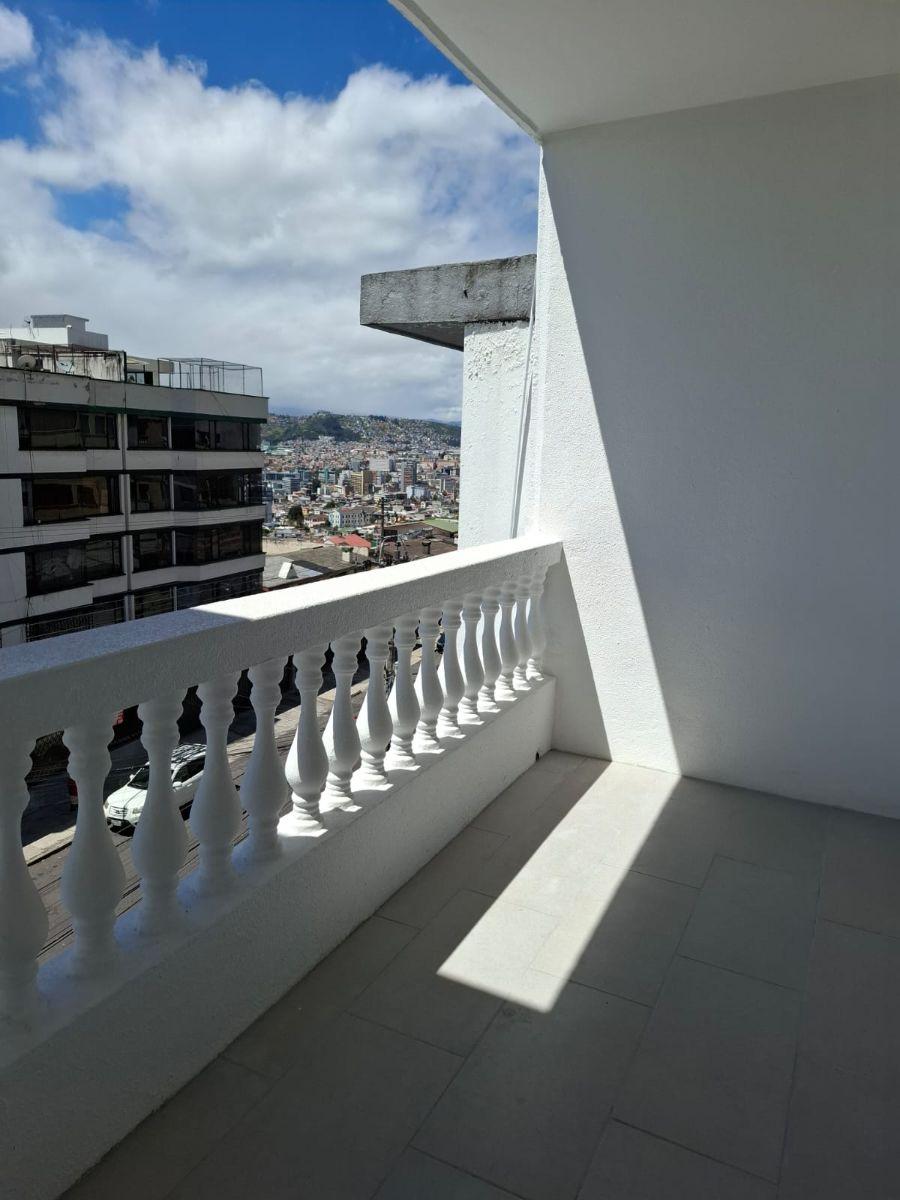 Casa Rentera de Venta con Dos Departamentos Remodelada Excelente Sector Universidad Central — imagen 4