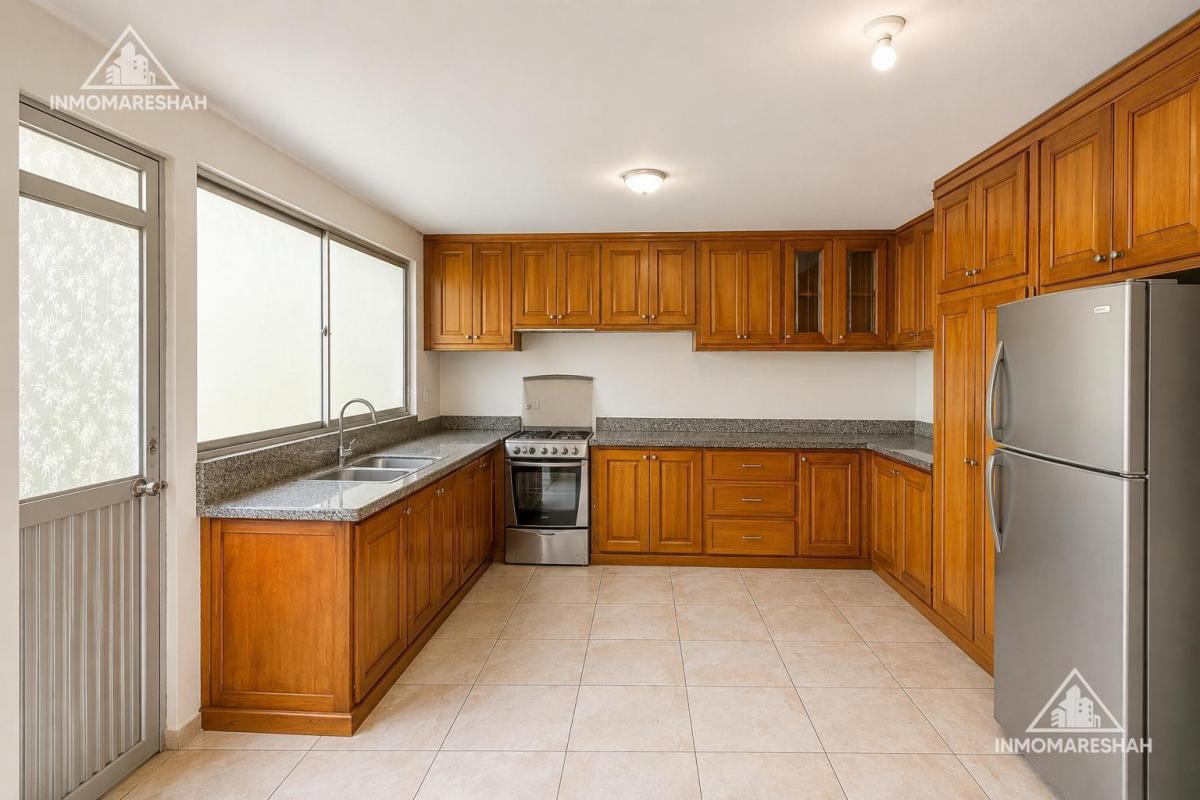 Casa Rentera en Venta en Calderon con 3 Departamentos 1 Local Comercial y 1 Casa Completa — imagen 3