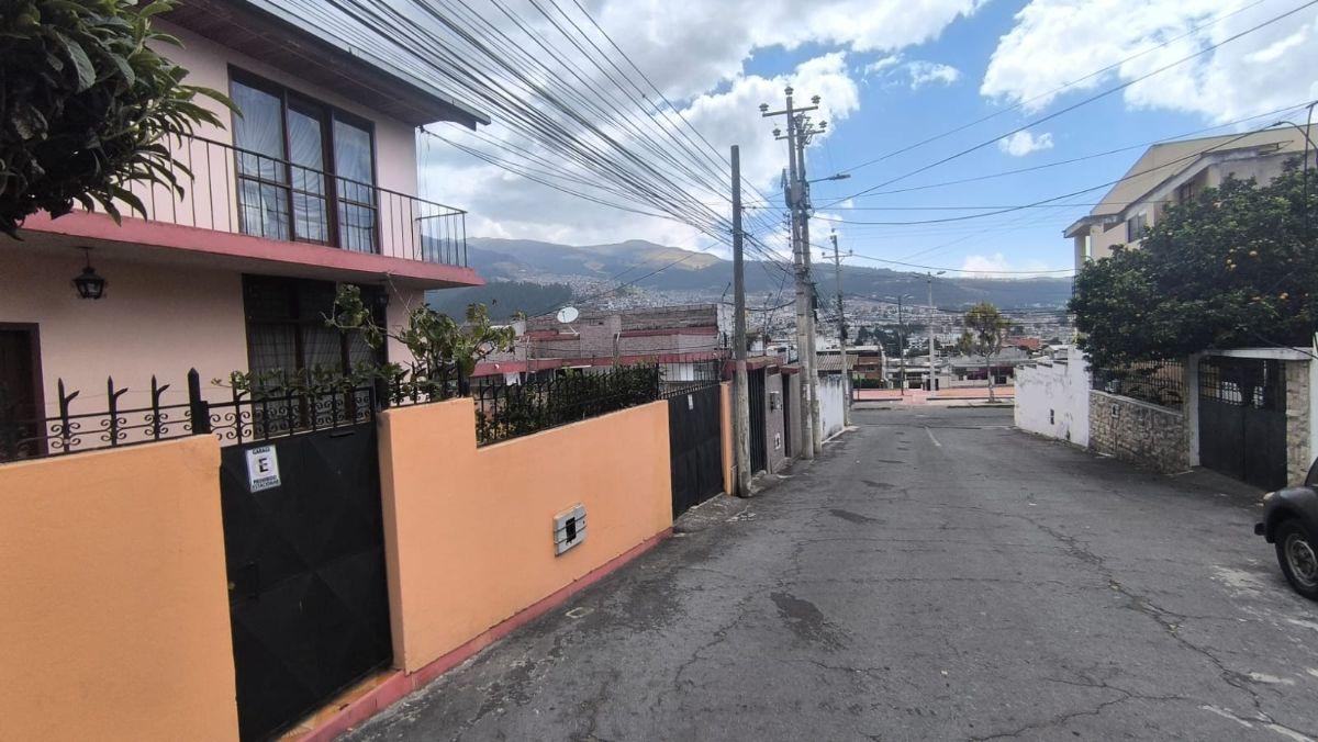 De Oportunidad Vendo Terreno con Casa Norte de Quito Urb. Rumiñahui — imagen 10