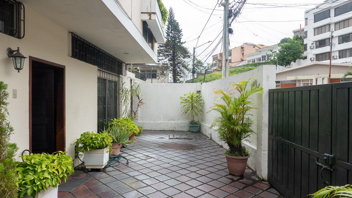 Urdesa Central Calle Guayacanes Sector Cerrado, Guayas — imagen 7