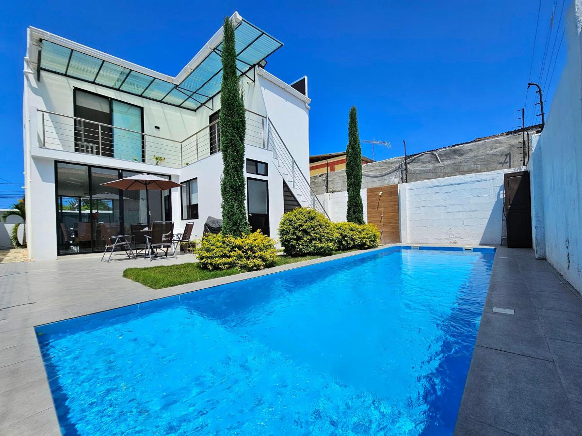 Vendo Espectacular Casa con Piscina a 4 Cuadras del Malecon de Salinas — imagen 10