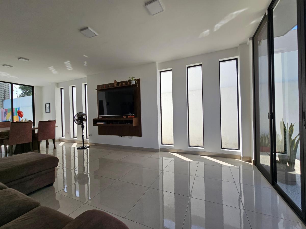 Vendo Espectacular Casa con Piscina a 4 Cuadras del Malecon de Salinas — imagen 6