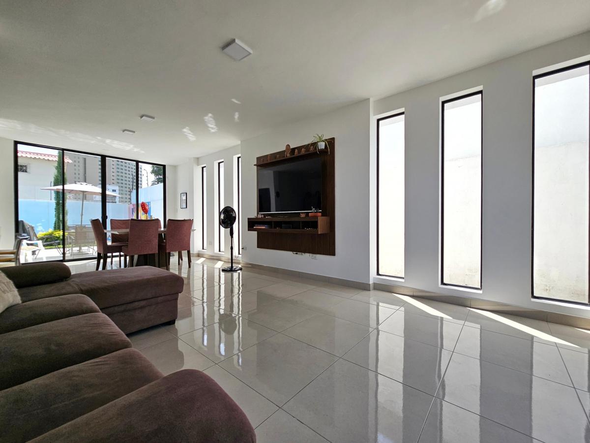 Vendo Espectacular Casa con Piscina a 4 Cuadras del Malecon de Salinas — imagen 5