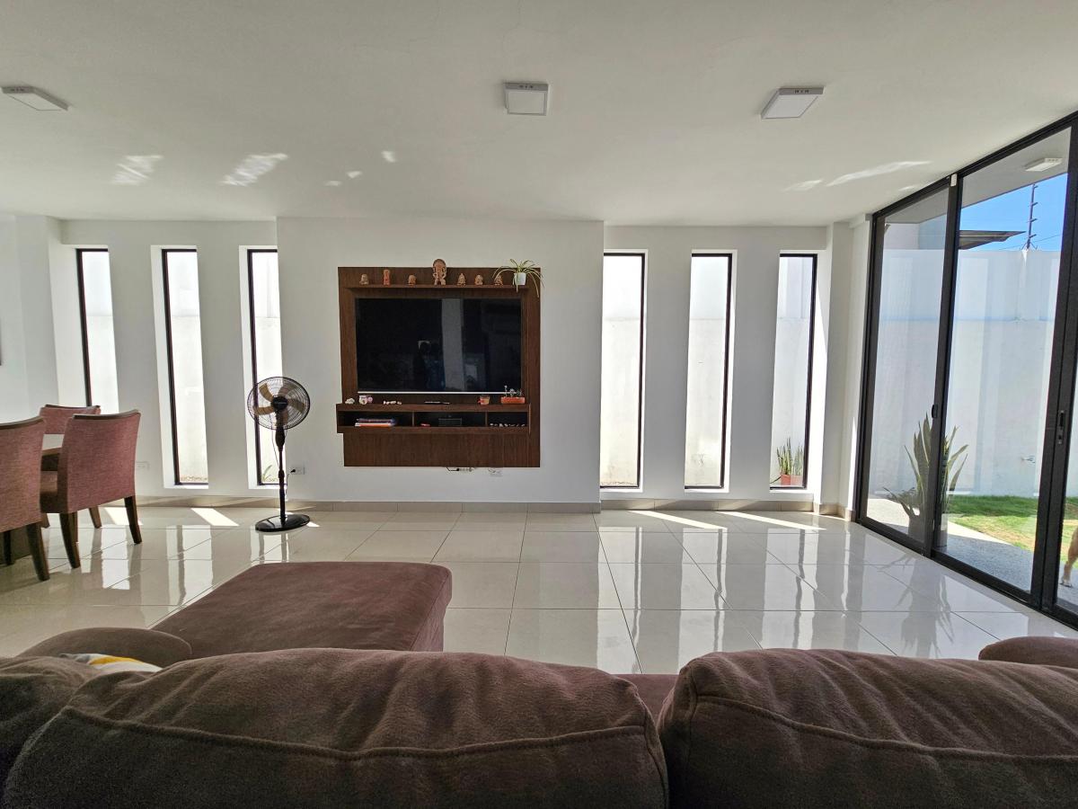 Vendo Espectacular Casa con Piscina a 4 Cuadras del Malecon de Salinas — imagen 4