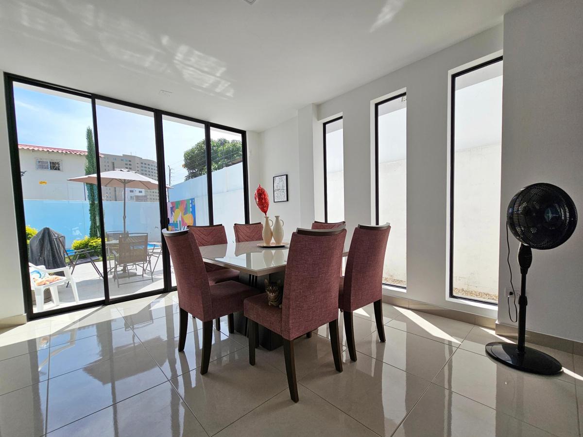 Vendo Espectacular Casa con Piscina a 4 Cuadras del Malecon de Salinas — imagen 3