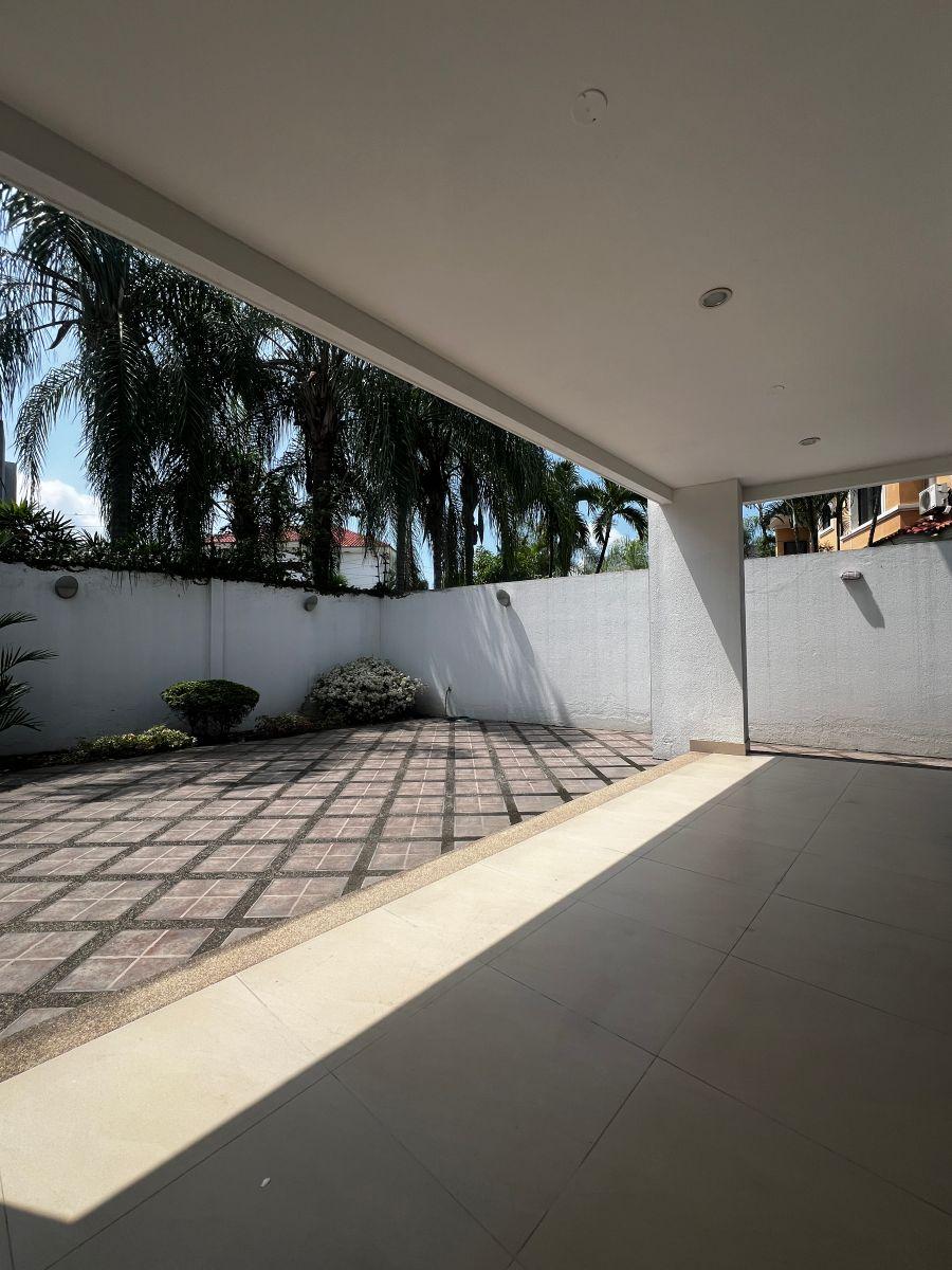 En Venta Casa de Oportunidad con Lindo Patio, Urb. Terrasol - Km. 7.5 Samborondon - Area 291 m², Guayas — imagen 10